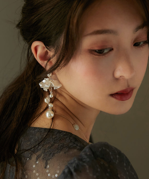 niana フラワーダンスピアス ベージュ