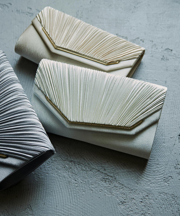 niana 斜めプリーツクラッチバッグ ホワイト