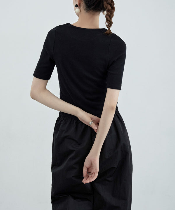 {"color":"\u30d6\u30e9\u30c3\u30af","info":"model\uff1aH170cm size\uff1aM"}