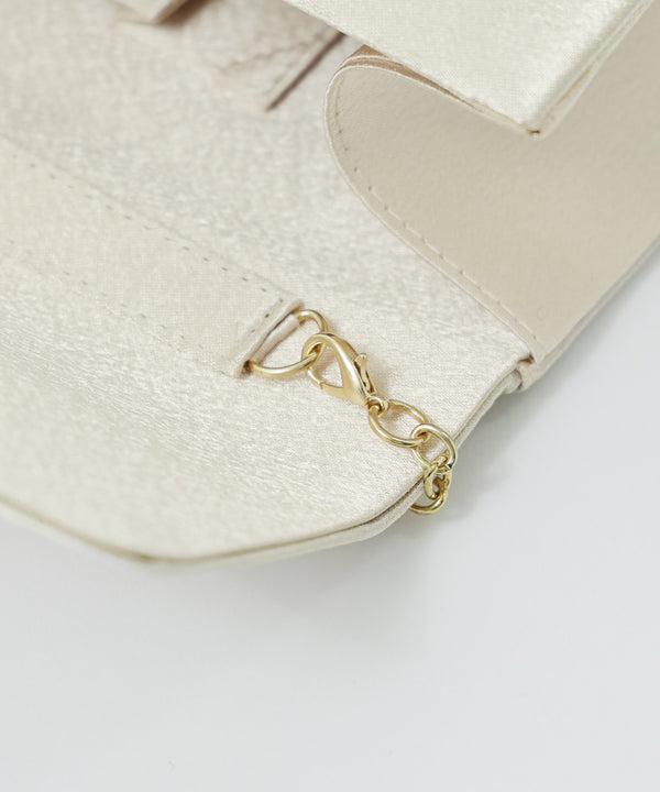 niana リボンタックサテンクラッチバッグ