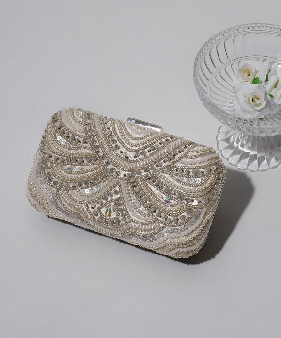 {"color":"\u30d9\u30fc\u30b8\u30e5","info":""}