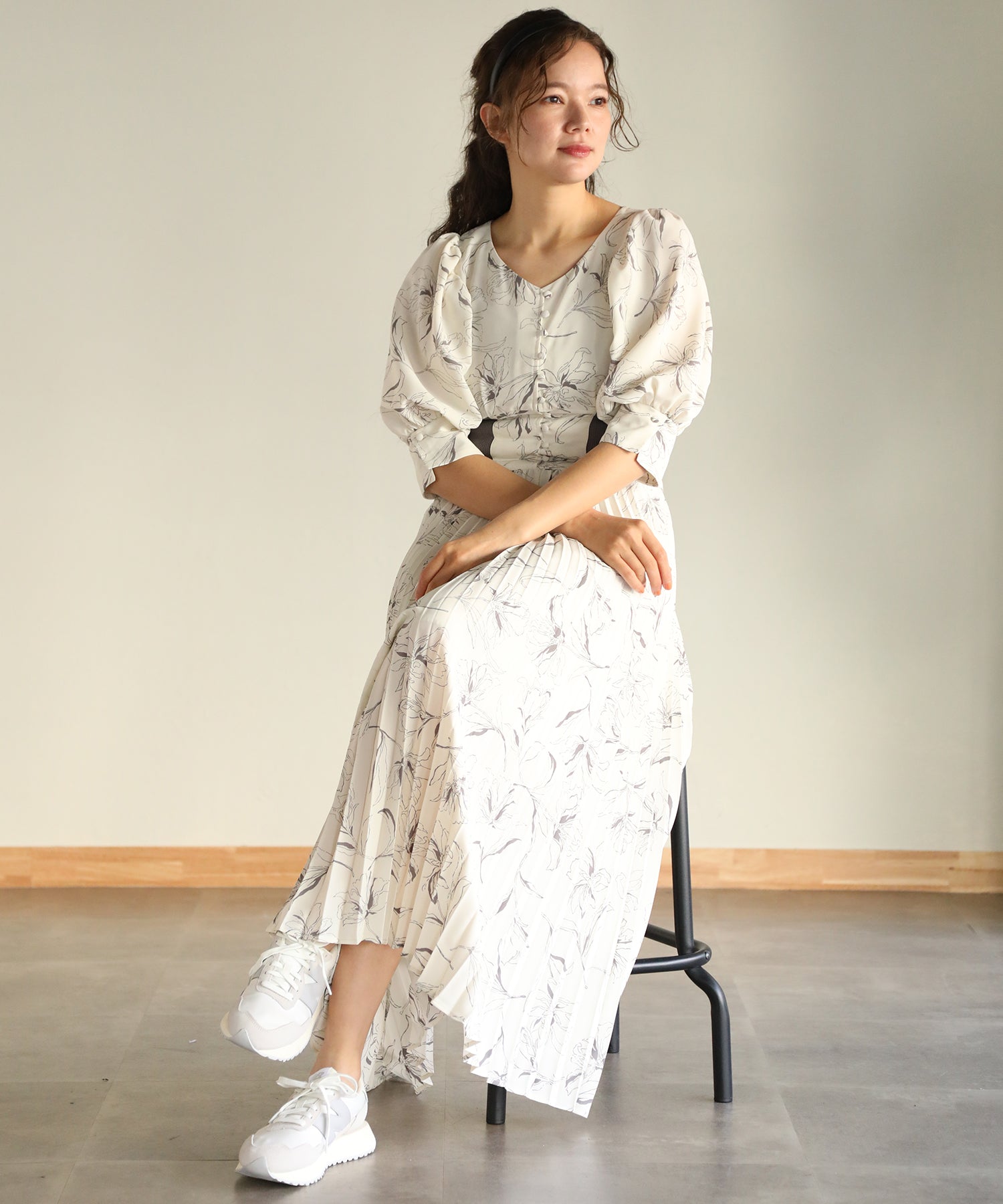 ワンピース　アイボリー　新品　フォロー割-200円 Vネックプリーツワンピース｜パーティードレス・結婚式ワンピース - aity