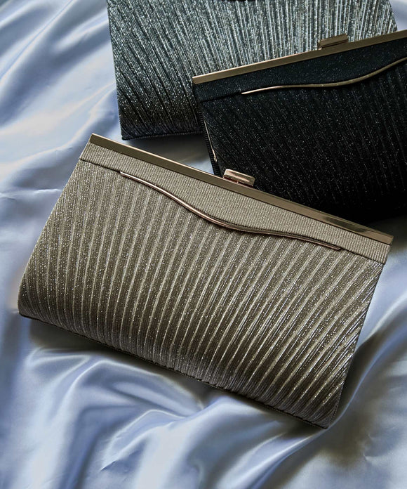 niana ラメギャザーがま口クラッチバッグ ゴールド