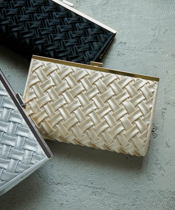 niana サテンエンボス加工シンプルクラッチバッグ ベージュ