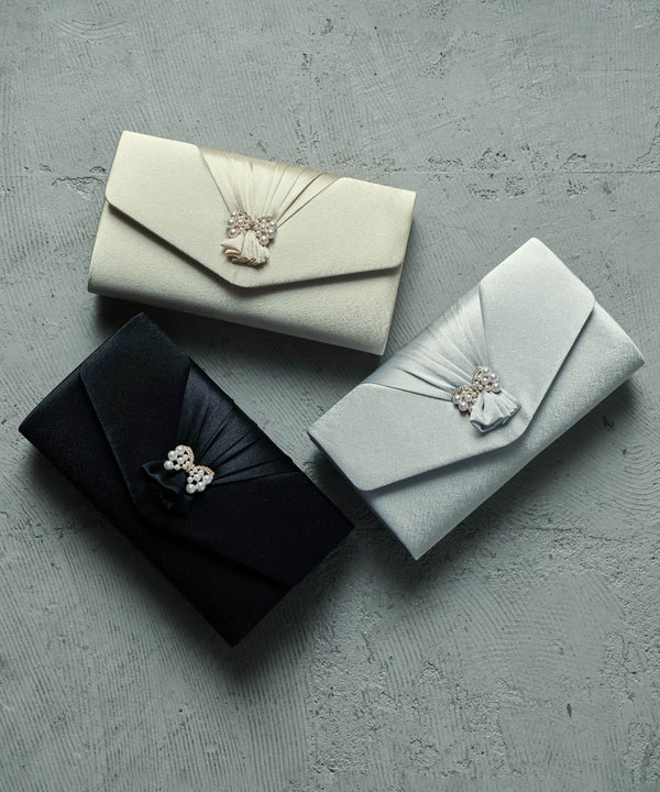 niana リボンタックサテンクラッチバッグ