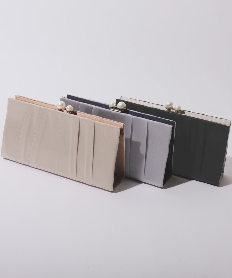 パールサテンタッククラッチバッグ