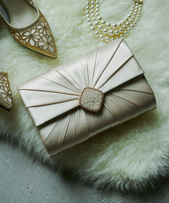 niana タックサテンクラッチバッグ ベージュ