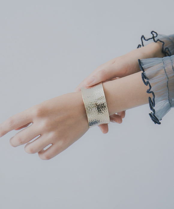 niana マットメタルワイドバングル ゴールド