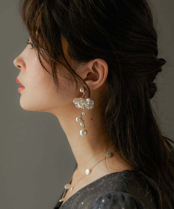 niana フラワーダンスピアス ベージュ