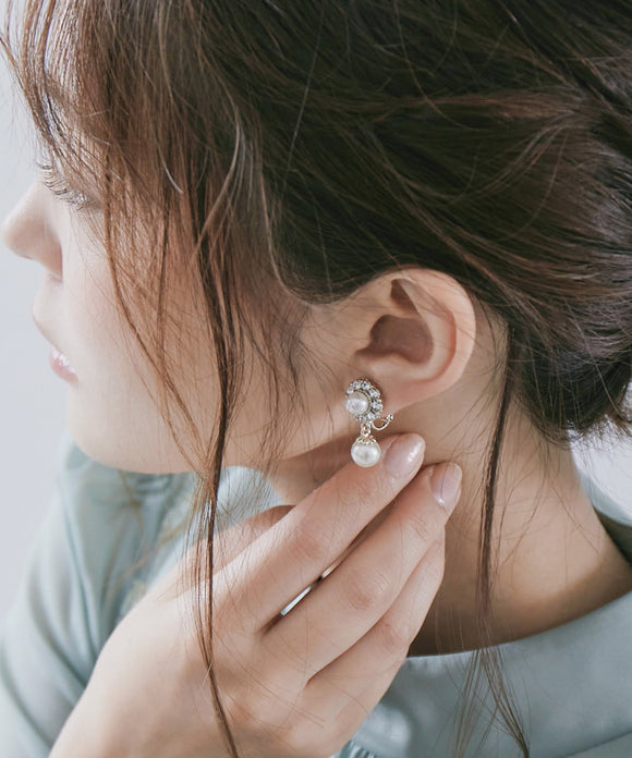 niana ダリアパールイヤリング ベージュ