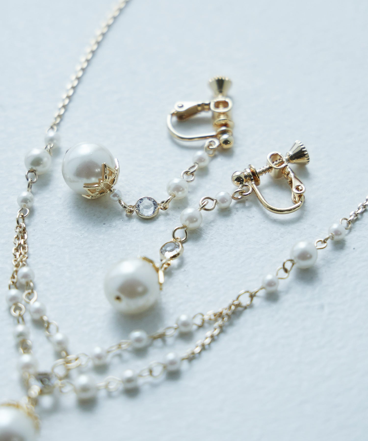 パールチャーム付きイヤリング｜ピアス・イアリング - niana