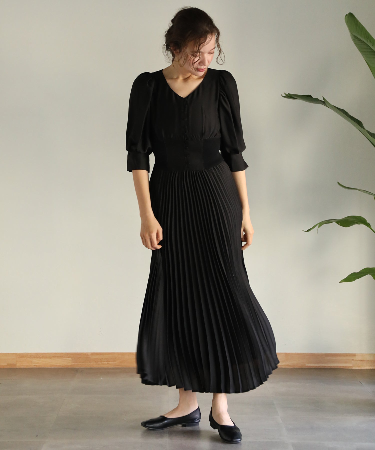 ♦新品未使用♦ebony 総プリーツワンピース パーティービジュー 付き 結婚式 Vネックプリーツワンピース｜パーティードレス・結婚式ワンピース - aity