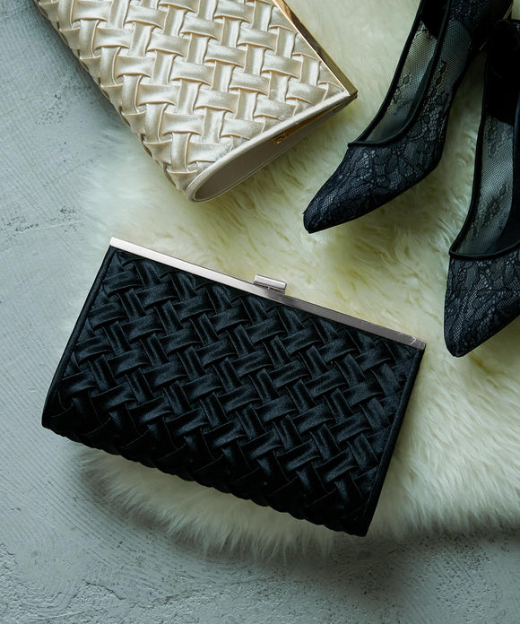 niana サテンエンボス加工シンプルクラッチバッグ ブラック