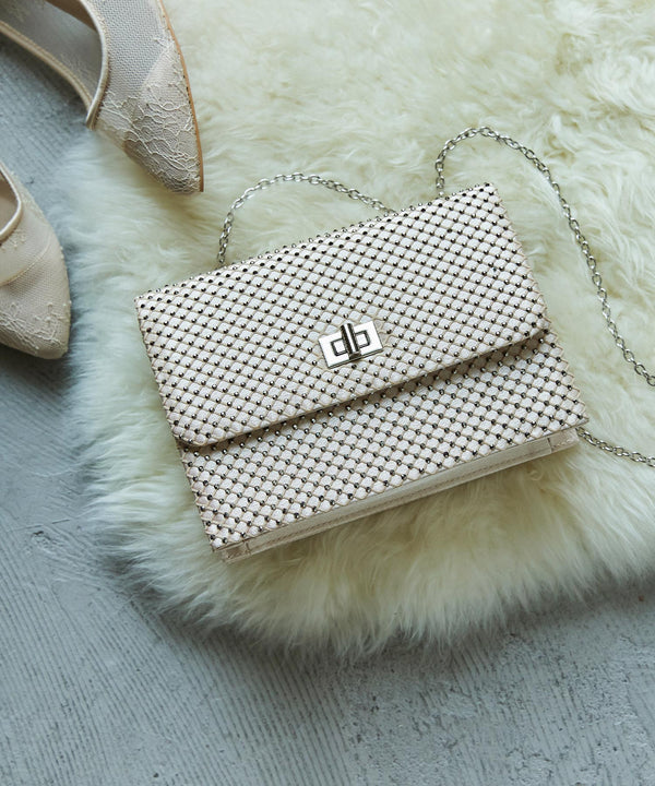 {"color":"\u30d9\u30fc\u30b8\u30e5","info":""}