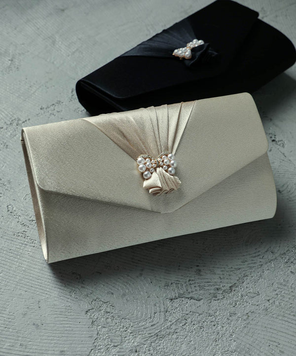 niana リボンタックサテンクラッチバッグ