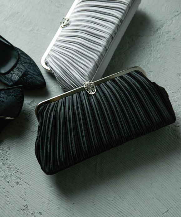 niana サテンプリーツ パーティーバッグ ブラック